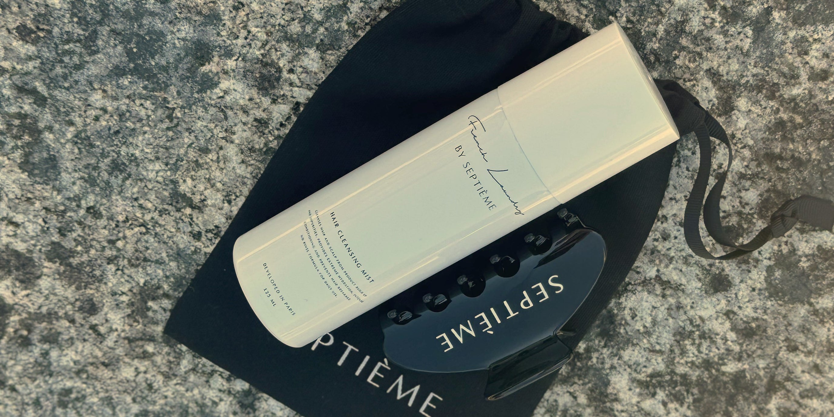 SEPTIÈMEs Sommarkit innehåller en flaska av den bästsäljande French Laundry Hair Cleansing Mist och den ikoniska hårklämman
